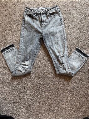 Vervet Women’s Distressed Grey Skinny Jeans Size 27 Waist